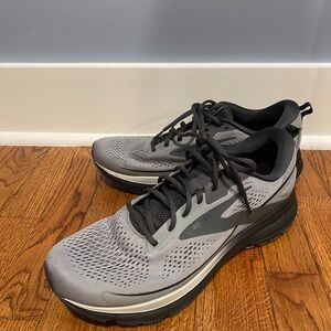 Brooks Gray Black Athletic Shoes with Breathable Mesh